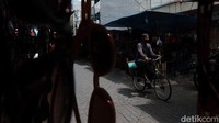 Jalan Pasar Baru membentang tegak lurus dari Jalan Pos (dahulu bernama Groote Postweg) menuju Jalan Samanhudi (dahulu bernama Krekot Pintoe Besi, 1930). Sempat menjadi ruas jalan yang ikonik dan merupakan jantung kegiatan komersial pada masanya.