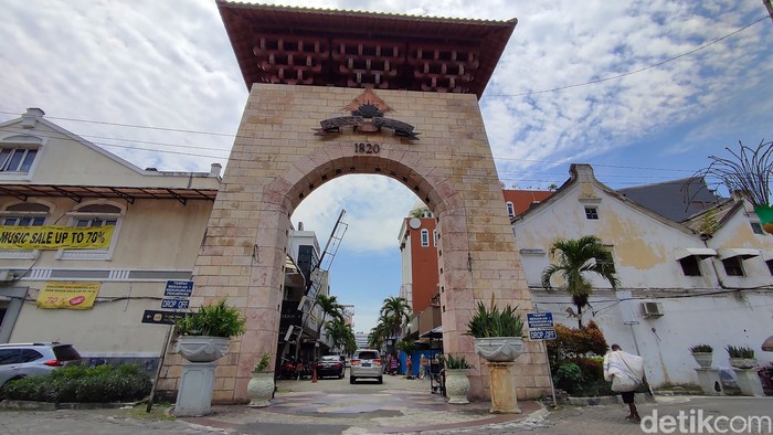 Warga beraktivitas di kawasan Pasar Baru, Jakarta Pusat, Kamis (24/3/2022). Penetapan Jalan Pasar Baru menjadi cagar budaya telah dikaji oleh Tim Ahli Cagar Budaya Provinsi DKI Jakarta sepanjang 2021. Serta telah ditetapkan dalam Surat Keputusan Gubernur DKI Jakarta.