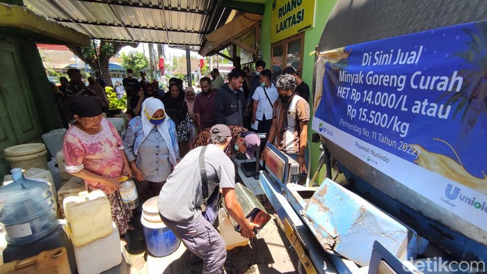 Pedagang empat pasar di Kota Malang antre membeli minyak goreng curah harga HET dari Diskopindag Kota Malang di Pasar Bunul
