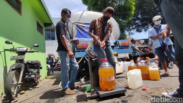 Pedagang empat pasar di Kota Malang antre membeli minyak goreng curah harga HET dari Diskopindag Kota Malang di Pasar Bunul