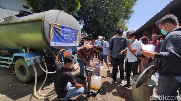 Pedagang empat pasar di Kota Malang antre membeli minyak goreng curah harga HET dari Diskopindag Kota Malang di Pasar Bunul