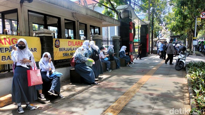 Pelajar telantar gegara ojol Bandung demo.