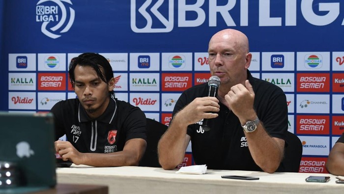 Pelatih PSM Makassar Joop Gall didampingi pemain Rasyid Bakri jelang laga melawan Persiraja.