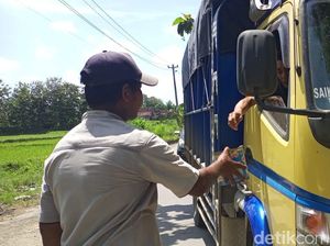 Ikut Bantu Atur Lalin Jalur Pantura yang Macet Parah, Warga Cuan Segini