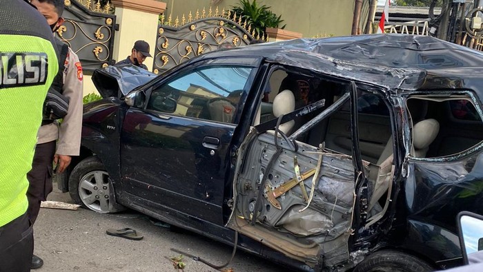 Penampakan mobil usai tabrak tembok toko di Bekasi (Foto:istimewa)