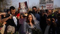 Stella Moris berbicara kepada media dan pendukungnya setelah pernikahannya dengan pendiri WikiLeaks Julian Assange.  (AP/Matt Dunham)