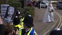 Pendukung mengatakan Assange dan Moris diizinkan membawa empat tamu dan dua saksi hadir untuk upacara pernikahannya. (AP/Matt Dunham)