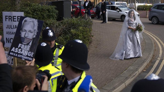 Pendiri WikiLeaks Julian Assange Menikah di Penjara Stella Moris speaks to the media and supporters after cutting a wedding cake following her marriage with WikiLeaks founder Julian Assange in a small wedding service held inside the high-security Belmarsh Prison, in south east London, Wednesday, March 23, 2022. Assange, who is in a legal battle over a decision to extradite him to the U.S. to face spying charges, has been held at Belmarsh Prison since 2019, when he was arrested for skipping bail during a separate legal battle. Before that, he spent seven years inside the Ecuadorian Embassy in London to avoid extradition to Sweden to face allegations of rape and sexual assault. (AP Photo/Matt Dunham)
