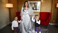 Stella Moris, tunangan Julian Assange, difoto dalam gaun pengantin rancangan Vivienne Westwood, bersama putra mereka Max (3) dan Gabriel (4).( AP/Dylan Martinez)