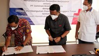 Perjanjian Kerja sama tersebut ditandatangani oleh Direktur Bisnis Penjaminan PT Jamkrindo Suwarsito dan Direktur Kredit Bank NTT Paulus Stefen Mesakh dan disaksikan Direktur Utama Bank NTT Harry Alexander Riwu Kaho.