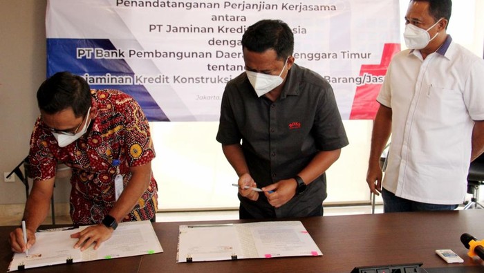 Penjaminan Kredit Modal Konstruksi PT Jamkrindo melakukan penandatanganan Perjanjian Kerja Sama (PKS) Penjaminan Kredit Modal Kerja Konstruksi dan Pengadaan Barang/Jasa dengan PT Bank Pembangunan Daerah Nusa Tenggara Timur atau Bank NTT, Kamis (24/3/2022). Perjanjian kerja sama ini merupakan perpanjangan perjanjian kerjasama yang sebelumnya telah dilakukan sejak tahun 2016.