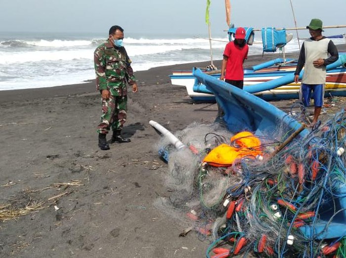 Perahu nelayan pecah menjadi dua akibat dihantam gelombang besar di Pantai Kuwaru, Kamis (24/3/2022) pagi.
