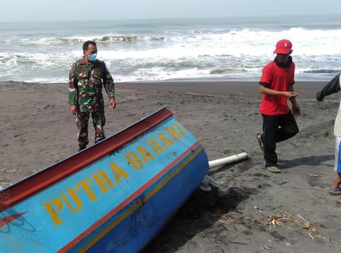 Perahu nelayan pecah menjadi dua akibat dihantam gelombang besar di Pantai Kuwaru, Kamis (24/3/2022) pagi.