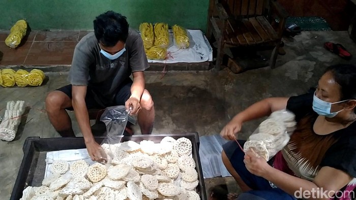 Perajin kerupuk di Kecamatan Pekalongan Timur, Kota Pekalongan, Kamis (24/3/2022).