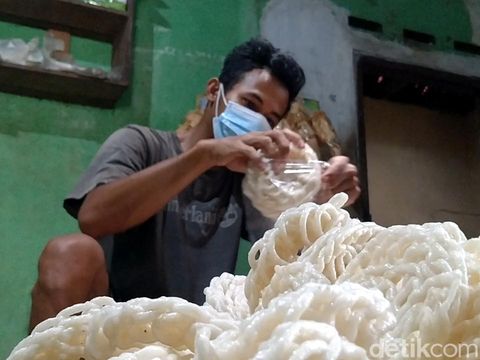 Perajin kerupuk di Kecamatan Pekalongan Timur, Kota Pekalongan, Kamis (24/3/2022).