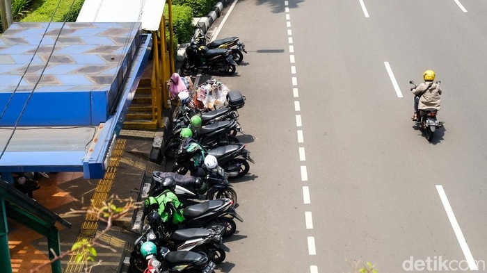 Halte Atletik Senayan, Jakarta, masih menjadi tempat mangkal driver ojek online (ojol). Padahal, halte ini sudah pernah dirazia petugas.