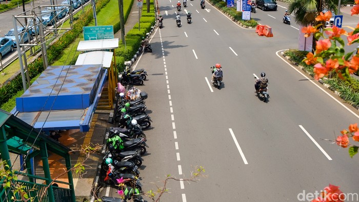 Halte Atletik Senayan, Jakarta, masih menjadi tempat mangkal driver ojek online (ojol). Padahal, halte ini sudah pernah dirazia petugas.