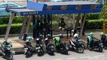 Pernah Dirazia, Ojol Mangkal Lagi di Halte Atletik Senayan