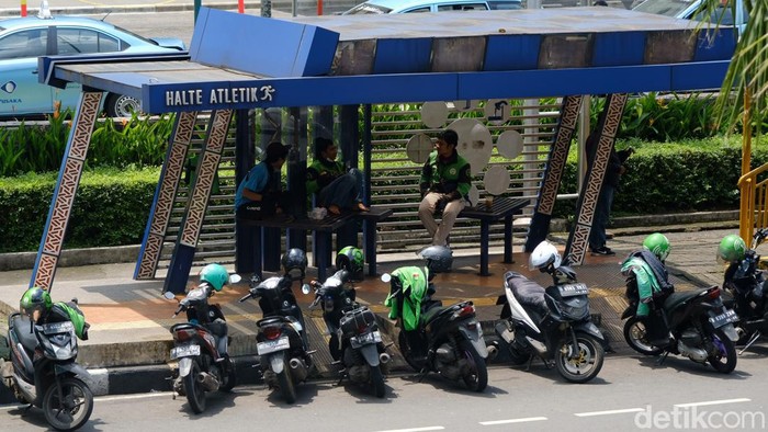 Halte Atletik Senayan, Jakarta, masih menjadi tempat mangkal driver ojek online (ojol). Padahal, halte ini sudah pernah dirazia petugas.