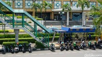 Deretan sopir ojol mangkal di halte yang terletak persis di depan Plaza Senayan.
