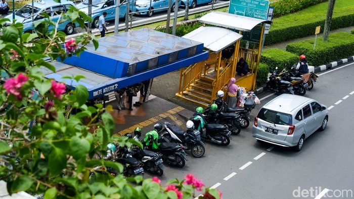 Halte Atletik Senayan, Jakarta, masih menjadi tempat mangkal driver ojek online (ojol). Padahal, halte ini sudah pernah dirazia petugas.