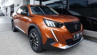“Sementara ada 2 warna yang dihadirkan, hitam (Nera Black) dan orens (Fusion Orange). Foto: Astra Peugeot