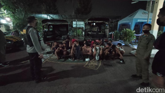 Polisi menggagalkan tawuran remaja Surabaya