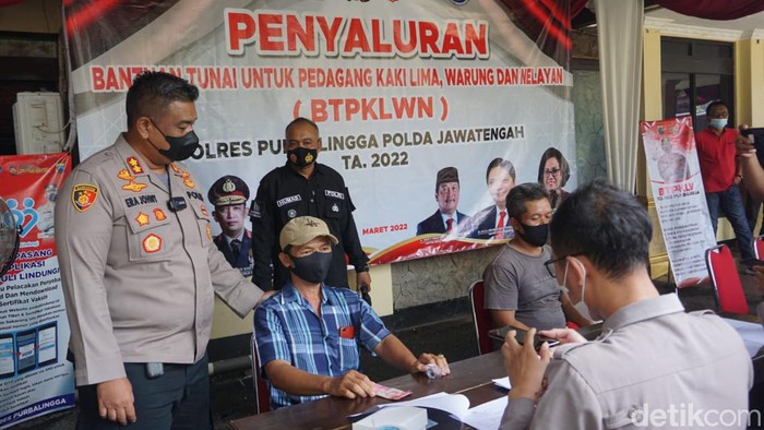 Polres Purbalingga menyalurkan bantuan BTPKLWN untuk 6.000 pedagang warung, Kamis (24/3/2022).