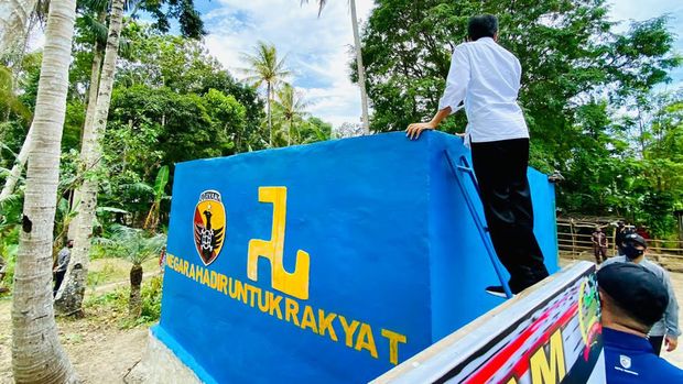 Presiden Joko Widodo melanjutkan agenda kunjungan kerjanya di Kabupaten Timor Tengah Selatan (TTS), Provinsi Nusa Tenggara Timur (NTT), Kamis, 24 Maret 2022, dengan mengunjungi Desa Oinlasi di Kecamatan Mollo Selatan. Di lokasi tersebut, Presiden meninjau secara langsung program sumur pompa hidram untuk penyediaan air bagi warga setempat. (Rusman - Biro Pers Sekretariat Presiden)