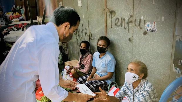 Presiden Jokowi memberikan Bantuan Tunai kepada pedagang kaki lima dan warung yang berada di Pasar Penfui, Kecamatan Maulafa, Kota Kupang, NTT, Kamis, 24 Maret 2022.(Foto: Laily Rachev - Biro Pers Sekretariat Presiden)