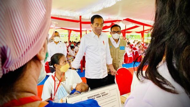 Presiden RI meninjau program program percepatan penurunan stunting di Desa Kesetnana, Kabupaten Timor Tengah Selatan (TTS), Kamis, 24 Maret 2022, (Laily Rachev - Biro Pers Sekretariat Presiden)