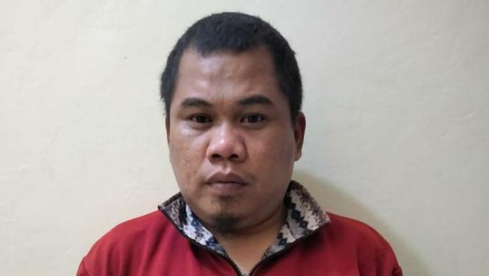 Pria di Makassar, Haji Basri (41) ditangkap polisi karena mencuri emas dengan modus membeli rumah dan mengusir jin.