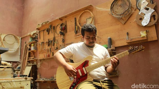 Produk gitar dari bambu yang dibuat di bengkel Indonesian Bamboo Community (IBC)