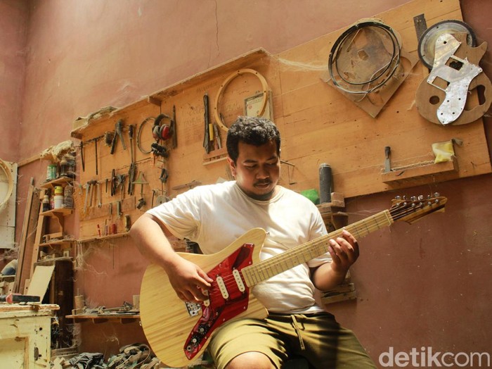 Produk gitar dari bambu yang dibuat di bengkel Indonesian Bamboo Community (IBC)