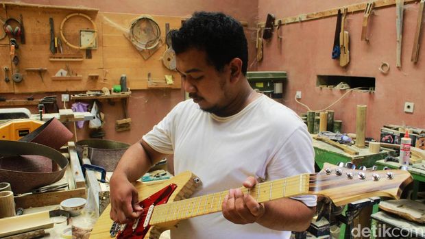 Produk gitar dari bambu yang dibuat di bengkel Indonesian Bamboo Community (IBC)