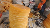 Dalam sebulan produsen gula batu tersebut dapat memproduksi sebanyak 80 ton yang dijual dengan harga Rp17 ribu per kilogram dan biasanya dapat digunakan pemanis minuman wedang uwuh atau minuman lainnya.