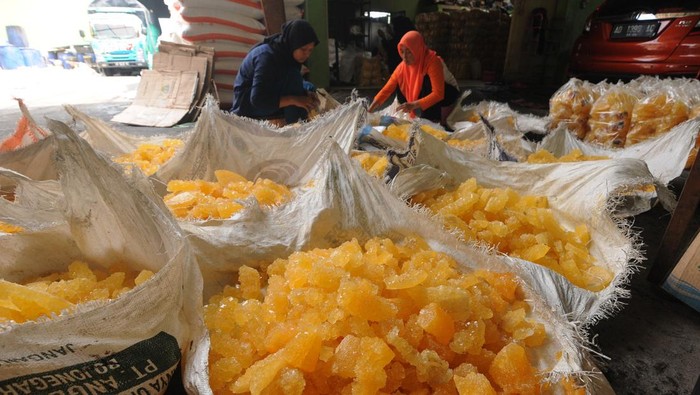 Seorang pekerja memotong gula batu yang telah jadi di Slegrengan, Kalitengah, Wedi, Klaten, Jawa Tengah, Kamis (24/3/2022). Dalam sebulan produsen gula batu tersebut dapat memproduksi sebanyak 80 ton yang dijual dengan harga Rp17 ribu per kilogram dan biasanya dapat digunakan pemanis minuman wedang uwuh atau minuman lainnya. ANTARA FOTO/Aloysius Jarot Nugroho./hp.