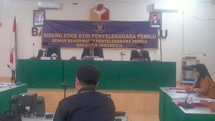 Rangkap Jabatan Ketua KPU di Riau Disidang DKPP (Raja Adil-detikcom)