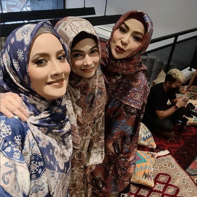 Istri Primus Yustisio, Jihan Fahira juga merasa senang bisa reuni dan berkumpul dengan para pemain sinetron yang hits zaman 90-an. Teman vintage☺️... masyallah smoga Allah beri usia panjang spy bs bertemu lagi😇, ucap @jihanfahirareal. Dalam foto tersebut, Jihan sedang bersama Elma dan Sarah Vi. Foto: Dok. Instagram @jihanfahirareal.