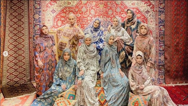 Elma Theana mengungkapkan rasa terima kasih kepada Dian Pelangi karena sudah mengadakan sesi foto tersebut. Senengnya bisa ketemu dengan para wanita-wanita hitz di zamannya🥰 Makasih @dianpelangi yang sudah mempertemukan kami semua, uungkap @elmatheana. Foto: Dok. Instagram @jihanfahirareal.