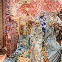 Elma Theana mengungkapkan rasa terima kasih kepada Dian Pelangi karena sudah mengadakan sesi foto tersebut. Senengnya bisa ketemu dengan para wanita-wanita hitz di zamannya🥰 Makasih @dianpelangi yang sudah mempertemukan kami semua, uungkap @elmatheana. Foto: Dok. Instagram @jihanfahirareal.