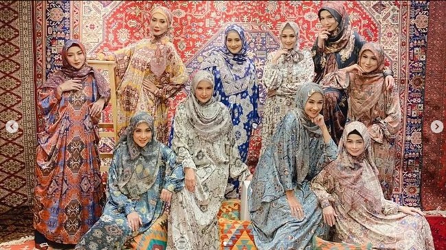 Dian Pelangi berkolaborasi dengan Barli Asmara dan melahirkan sebuah brand Pelangi Asmara yang berdiri sejak 2018. Pelangi Asmara konsisten meluncurkan koleksi hijab dan modest fashion dengan motif yang khas.  Foto: Dok. Instagram @jihanfahirareal.