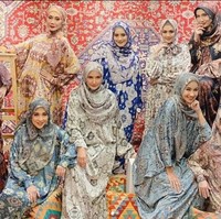 Dian Pelangi berkolaborasi dengan Barli Asmara dan melahirkan sebuah brand Pelangi Asmara yang berdiri sejak 2018. Pelangi Asmara konsisten meluncurkan koleksi hijab dan modest fashion dengan motif yang khas.  Foto: Dok. Instagram @jihanfahirareal.