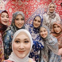 Dian Pelangi yang berada di depan kamera mengenakan hijab pashmina putih. Ia mengabadikan momen dengan wefie atau foto bersama dengan para aktris 90-an yang sudah berhijab.  Foto: Dok. Instagram @jihanfahirareal.