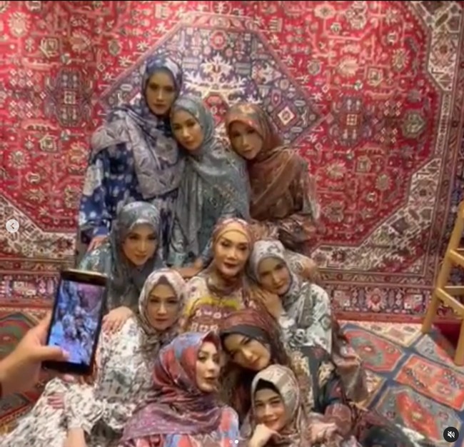 Sesi foto koleksi Pelangi Asmara mendadak jadi ajang reuni bagi para aktris 90-an tersebut. Mereka tampil dengan hijab dan dres motif yang khusus diluncurkan pada saat Ramadan dan Hari Raya 2022. Foto: Dok. Instagram @elmatheana.