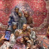 Sesi foto koleksi Pelangi Asmara mendadak jadi ajang reuni bagi para aktris 90-an tersebut. Mereka tampil dengan hijab dan dres motif yang khusus diluncurkan pada saat Ramadan dan Hari Raya 2022. Foto: Dok. Instagram @elmatheana.