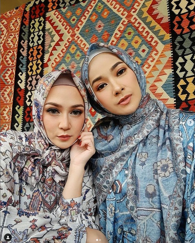 Kecantikan selebriti era 90-an tersebut seolah tak luntur dan tetap memesona. Seperti Dina Lorenza yang selfie dengan Alya Rohali. Wajah keduanya terlihat cantik dan awet muda. Foto: Dok. Instagram @arohali.