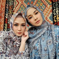 Kecantikan selebriti era 90-an tersebut seolah tak luntur dan tetap memesona. Seperti Dina Lorenza yang selfie dengan Alya Rohali. Wajah keduanya terlihat cantik dan awet muda. Foto: Dok. Instagram @arohali.