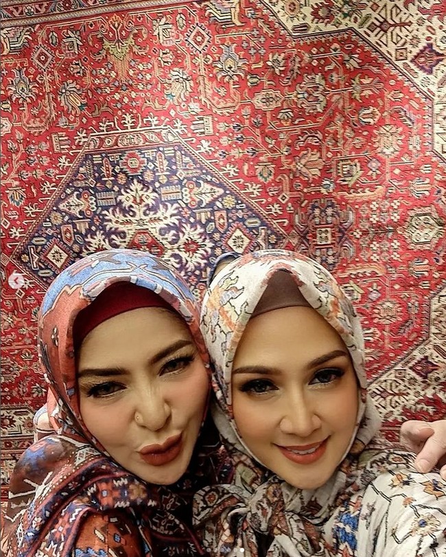 Selain itu Dina Lorenza juga temu kangen dengan Sarah Vi. Kecantikan alami Dina semakin terpancar, sedangkan Sarah dengan pose duck face. Dina mengenakan scarf motif warna putih, Sarah memakai scarf serba terracota. Foto: Dok. Instagram @dinalorenza1975.