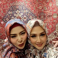 Selain itu Dina Lorenza juga temu kangen dengan Sarah Vi. Kecantikan alami Dina semakin terpancar, sedangkan Sarah dengan pose duck face. Dina mengenakan scarf motif warna putih, Sarah memakai scarf serba terracota. Foto: Dok. Instagram @dinalorenza1975.